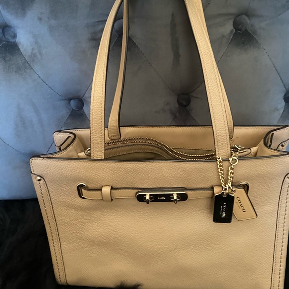 Coach tan shoulder purse - Picture 12 of 16